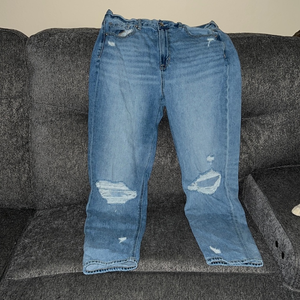 AMERICAN EAGLE MOM JEANS